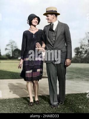 1920S PORTRAIT LÄCHELNDES, STILVOLL GEKLEIDETES PAAR IN CLOCHE UND HOMBURGER HÜTEN, ARM IN ARM SCHAUEND EINANDER AN - P2493C HAR001 HARS RICH LIFESTYLE FRAUEN VERHEIRATET EHEPARTNER EHEMÄNNER LUXUS KOPIEREN RAUM FREUNDSCHAFT GANZKÖRPERFRAUEN PERSONEN PFLEGE MÄNNER PARTNER AUS ANZUG UND KRAWATTE GLÜCKSSTILE ARM IN ARM CLOCHE BEI ATTRACTION GEHOBENE WERBUNGS DREITEILIGE ANZUG WOHLHABEND STILVOLLE HOMBURG PERSONAL BINDUNG MÖGLICHKEIT ZUNEIGUNG EMOTION MODE MANN MÄNNER MITTE ERWACHSENE SOZIALE AKTIVITÄT ZWEISAMKEIT GUT-ZU-TUN FRAUEN KAUKASISCHE ETHNIE UMWERBEN HAR001 ALTMODISCH Stockfoto