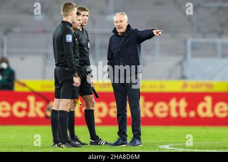 Freiburg Im Breisgau, Deutschland. 11th Dez 2021. Fußball: Bundesliga, SC Freiburg - TSG 1899 Hoffenheim, Matchday 15, Europa-Park Stadion. Freiburger Trainer Christian Streich (r) spricht nach dem Spiel mit Schiedsrichter Frank Willenborg. Kredit: Tom Weller/dpa - WICHTIGER HINWEIS: Gemäß den Bestimmungen der DFL Deutsche Fußball Liga und/oder des DFB Deutscher Fußball-Bund ist es untersagt, im Stadion und/oder vom Spiel aufgenommene Fotos in Form von Sequenzbildern und/oder videoähnlichen Fotoserien zu verwenden oder zu verwenden./dpa/Alamy Live News Stockfoto