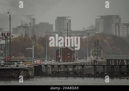 Luke Jerram, Floating Earth, Salford, Media City Stockfoto