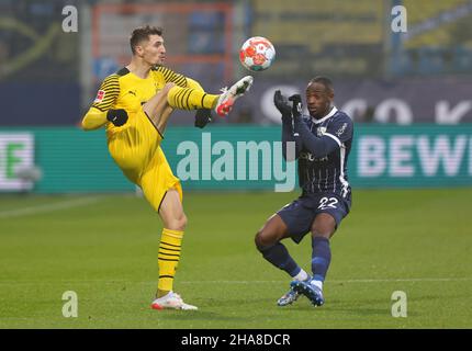 Stadt Bochum, Deutschland. 11th Dez, 2021. firo: 11.12.2021, Fuvuball, 1st Bundesliga, Saison 2021/2022, VfL Bochum - BVB, Borussia Dortmund MEUNIER versus ANTWI-ADJEI/dpa/Alamy Live News Stockfoto