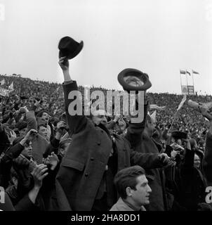 Warszawa, 1969-11-09. Ostatni mecz eliminacyjny Mistrzostw Œwiata 1970 w pi³ce no¿nej. Na Stadion Dziesiêciolecia reprezentacja Polski pokona³a zespó³ Bu³garii 3:0. Dwie bramki zdoby³ Andrzej Jarosik, trzeci¹ Kazimierz Deyna. NZ. kibice. uu PAP/Muszyñski Warschau, 9. November 1969. Das letzte Qualifikationsspiel für die Europa-Fußball-Meisterschaft 1970 startete am Sonntag um 1200 Uhr im Dzierieciolecia-Stadion. Die polnische Mannschaft gewinnt mit Bulgarin 3 zu 0. Zwei Tore schoss Andrzej Jarosik und der dritte von Kazimierz Deyna. Im Bild: Fans. uu PAP/Muszynski Stockfoto