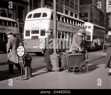 1930S DREI DOPPELDECKERBUSSE, DIE AN EINEM ANBIETER VON GEBRATENEN KASTANIEN AUF DER FIFTH AVENUE AM MADISON SQUARE VORBEIFAHREN NYC USA - Q44854 CPC001 HARS FÜNFTE NORDAMERIKA NORDAMERIKA NORDAMERIKANISCHEN PASSING FUSSGÄNGER HÄNDLER KFZ-AUSSENBEREICH GERÖSTET NYC BESETZUNGEN NEW YORK STÄDTE NEU YORK CITY BUSSE KASTANIE MITTLEREN ERWACHSENEN MITTLEREN ERWACHSENEN MANN MITTLEREN ERWACHSENEN FRAU TRANSIT SCHWARZ-WEISS DECK MADISON FAHRZEUGE ALTMODISCH Stockfoto