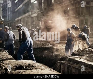 1930S BAUARBEITER AUF DER STRASSE GRABEN GRABEN BOSTON MA USA - Q42493C CPC001 HARS GESCHICHTE JOBS VEREINIGTE STAATEN KOPIEREN RAUM IN VOLLER LÄNGE PERSONEN OVERALLS VEREINIGTE STAATEN VON AMERIKA MÄNNER NORDAMERIKA MASSACHUSETTS NORTH AMERICAN SKILL BERUF FÄHIGKEITEN STÄDTISCHEN ZENTRUM MANUELLE STÄRKE GRABEN NORDÖSTLICHE ARBEITSBESETZUNGEN OSTKÜSTEN GRABEN VERSORGUNGSWERKE INFRASTRUKTUR SCHAUFELN UND SCHAUFELN SCHAUFELN OVERALL GRABEN GRABEN GRABEN GRABEN GRABEN BAGGER BAGGER DUSTY MA NEW ENGLAND ARBEITER ARBEITEN ALTMODISCH Stockfoto