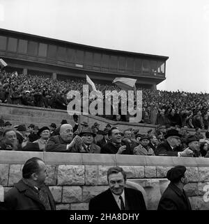 Warszawa, 1969-11-09. W niedzielê o godzinie 12,00 na Stadionie Dziesiêciolecia rozpocz¹³ siê ostatni mecz eliminacyjny Mistrzostw Œwiata 1970 w pi³ce no¿nej. Reprezentacja Polski pokona³a zespó³ Bu³garii 3:0 Uhr. Dwie bramki zdoby³ Andrzej Jarosik, trzeci¹ Kazimierz Deyna. Wœród widzów, którzy oklaskiwali ten sukces byli m.in. dzia³acze sportowi i przywódcy partyjni. NZ. na trybunie honorowej: prezes Polskiego Komitetu Olimpijskiego W³odzimierz Reczek (1L), Premier Józef Cyrankiewicz (2L), przewodnicz¹cy Centralnej Rady Zwi¹zków Zawodowych (CRZZ) Ignacy Loga-Sowiñski (3L, w kapeluszu) i prezes Po Stockfoto