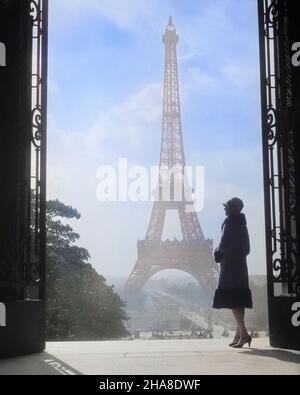 1920S ANONYME FRAU MIT SILHOUETTEN, DIE IM PROFIL AUF DEM TROCADERO AUF DER ANDEREN SEITE DER SEINE VOM EIFFELTURM AUS STEHT PARIS FRANKREICH - R2352C HAR001 HARS LADIES PERSONS FOREIGN GROWN-UP EUROPE EIFFELTURM ZEIT WEG TRÄUME EUROPÄISCHEN SILHOUETTEN REISE KURZURLAUB AUFREGUNG TOURIST IN RICHTUNG CLOCHE URLAUB FLUCHT STILVOLLE ANONYME REISE EUROPA PARISERS REISENDE FERIEN JUNGE ERWACHSENE FRAU HAUPTSTADT KAUKASISCHE ETHNIE EIFFELTURM HAR001 ALTMODISCHES PARISER TROCADERO Stockfoto