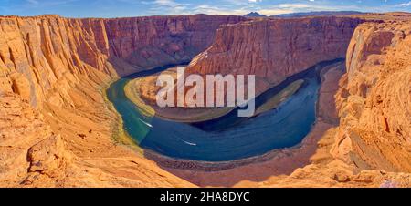 Klassische Panoramasicht auf das Horseshoe Bend von seiner Nordseite in der Nähe von Page Arizona. Stockfoto