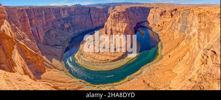 Klassische Panoramasicht auf das Horseshoe Bend von seiner nordöstlichen Seite in der Nähe von Page Arizona. Stockfoto