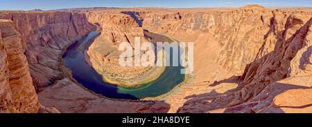 Klassische Panoramasicht auf das Horseshoe Bend in der Nähe von Page Arizona. Stockfoto