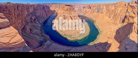 Klassische Panoramasicht auf das Horseshoe Bend in der Nähe von Page Arizona. Stockfoto