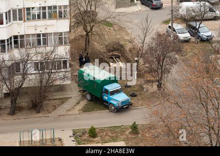 Tiraspol, nicht anerkannte Republik Transnistrien - 18. November 2021: Reparatur der Heizleitung Stockfoto