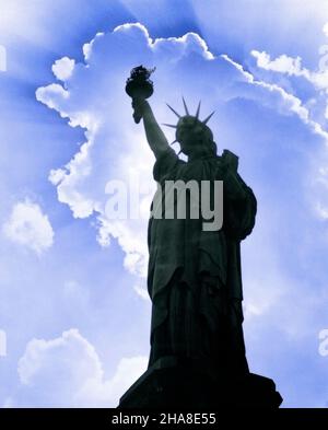 1960S SILHOUETTE DER FREIHEITSSTATUE MIT SONNENSTRAHL WOLKEN HINTER - R2983C HAR001 HARS GESUNDHEIT VEREINIGTE STAATEN GANZKÖRPERDAMEN IKONE PERSONEN INSPIRATION NY SILHOUETTEN DENKMAL FREIHEIT ERFOLG WOLKEN EINWANDERER IKONEN GLÜCK URBANE MITTE ABENTEUER SCHUTZ STÄRKE SIEG SILHOUETTEN MUT AUFREGUNG IMMIGRANT KRAFTVOLLER FORTSCHRITT REISE USA STOLZ AUF PATRIOT-STATUAR NEW YORK FLUCHT EINWANDERUNG PATRIOTISCHE REISE NEW YORK CITY NEW YORK CITY ANONYM SYMBOLISCH EINWANDERNDEN PATRIOTISMUS FREIHEITSSTATUEN HAR001 LADY LIBERTY ALTMODISCH Stockfoto