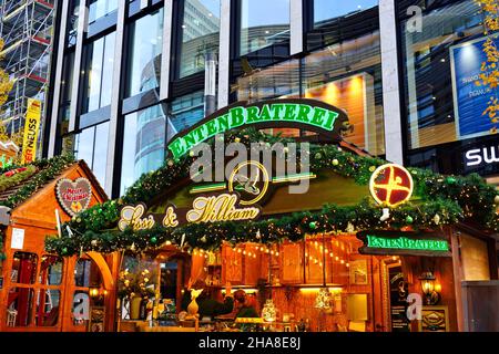 Weihnachtsstand mit gebratener Ente auf dem Weihnachtsmarkt 2021 am Schadowplatz / Kö-Bogen in der Düsseldorfer Innenstadt. Stockfoto