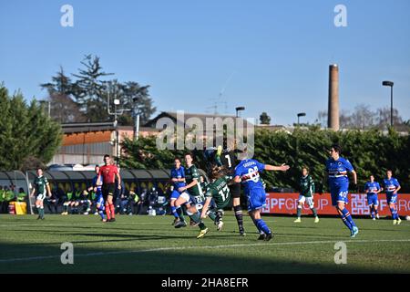 Verona, Italien. 11th Dez 2021. Amanda Tampieri (Sampdoria) Veronica Pasini (Verona) während Hellas Verona Women vs UC Sampdoria, Italienischer Fußball Serie A Frauenspiel in Verona, Italien, Dezember 11 2021 Kredit: Unabhängige Fotoagentur/Alamy Live News Stockfoto