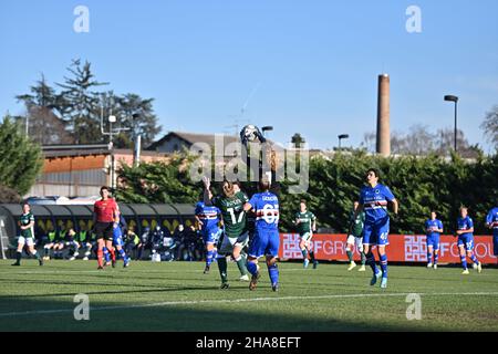 Verona, Italien. 11th Dez 2021. Amanda Tampieri (Sampdoria) Veronica Pasini (Verona) Michela Giordano (Sampdoria) während Hellas Verona Women vs UC Sampdoria, Italienischer Fußball Serie A Frauenspiel in Verona, Italien, Dezember 11 2021 Kredit: Unabhängige Fotoagentur/Alamy Live News Stockfoto