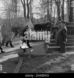 Gliwice, 1969-11-11. Dzieñ pamiêci poleg³ych ¿o³nierzy francuskich na cmentarzu wojennym w parku przy ul. Kozielskiej. Na cmentarzu spoczywaj¹ ¿o³nierze francuscy polegli podczas plebiscytu na Górnym Œl¹sku w kwietniu 1922 r. NZ. uroczystoœæ z³o¿enia wieñca przed pomnikiem poleg³ych ¿o³nierzy francuskich przez konsula generalnego Republiki Francuskiej w Krakowie Jeana Honnorada w obecnoœci wiceprezesa Zarz¹du Okrêgowego Zwi¹zku Bojowników o Wolnoœæ i Demokracjê (ZBoWiD) w Katowicach Sylwestra Newiaka (L), przewodnicz¹cego Prezydium Miejskiej Rady Narodowej (MRP) N Cieœlaka Stockfoto