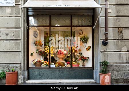 Außerhalb von „Sempreverde“, Geschäft mit künstlichen Blumen im Zentrum von Genua, Ligurien, Italien Stockfoto
