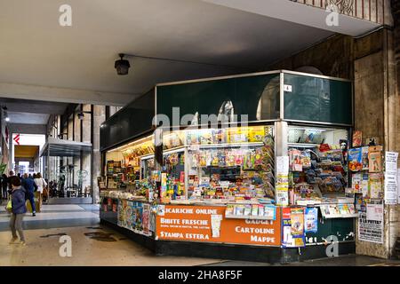 Ein Zeitungskioské unter den Arkaden der Via XX Settembre im Zentrum von Genua, Ligurien, Italien Stockfoto