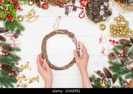 Schritt für Schritt einen kleinen Weihnachtskranz machen, Schritt 1 - verschiedene dekorative Materialien vorbereiten Stockfoto