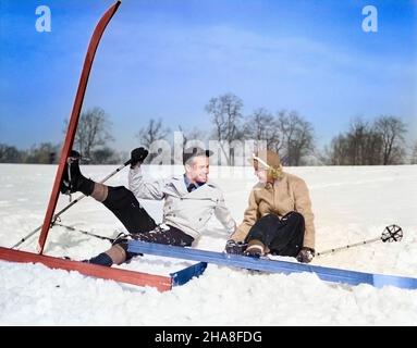 1930S PAAR MANN UND FRAU AUF SKIERN FALLEN IM SCHNEE LACHEND - W260C HAR001 HARS SUBURBAN COLOR RELATIONSHIP OLD TIME NOSTALGIE ALTE MODE 1 FITNESS-STIL LACHEN GESUNDE JUNGE ERWACHSENE SKI ATHLET ERFREUT FREUDE VERHEIRATET LÄNDLICHEN EHEGATTEN EHEMÄNNER ERWACHSEN GESUNDHEIT LEICHTATHLETIK KOPIEREN RAUM FREUNDSCHAFT HALBE LÄNGE PERSONEN ERWACHSEN TEENAGER MÄDCHEN TEENAGER JUNGE SPORTLICH VERSCHNEITEN PARTNER WINTERZEIT AUS WINTERSAISON AKTIVITÄT GLÜCK KÖRPERLICH FRÖHLICH ABENTEUER GEFALLENE KRAFT AUFREGUNG ERHOLUNG SKIFAHRER ATTRAKTION BALZ ATHLETEN FLEXIBILITÄT FREUDIGE MUSKELN STOLPERN STILVOLLE MÖGLICHKEIT VERWICKELN MODEN Stockfoto