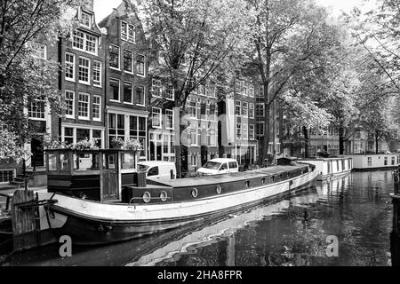 Kanal in Amsterdam mit Hausbooten. Schwarz-weißes Stadtbild. Niederlande Stockfoto