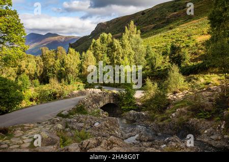 Großbritannien, Cumbria, Allerdale, Keswick, Ashness Bridge über Barrow Beck Stockfoto