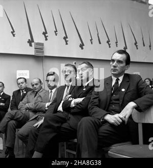 Otwock, 1969-11-15. W Technikum Nukleonicznym w Otwocku odby³a siê uroczystoœæ zakoñczenia tygodniowej sesji Leninowskiej, w której udzia³ wziêli m.in. redakteur naczelny tygodnika Polityka - Mieczys³aw Rakowski, redakteur naczelny Expressu Wieczornego - Zbigniew So³uba, redakteur Ludwik Krasucki z Trybuny Ludu oraz dr. Andrzyzownej Szczeœniak Polnej. Sesja zorganizowana zosta³a przez m³odzie¿ Otwocka pod patronatem œrodowiskowego Komitetu Oœwiaty Polskiej Zjednoczonej Partii Robotniczej. Nz. Goœcie z m.in. œrodowiskowego Komitetu Oœwiaty PZP Stockfoto