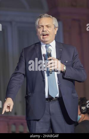 Ciudad de Buenos Aires, Argentinien. 10th Dez 2021. Alberto FernÃndez, derzeitiger Präsident der Nation, spricht auf der Plaza de Mayo beim Tag der Demokratie. (Bild: © Esteban Osorio/Pacific Press via ZUMA Press Wire) Bild: ZUMA Press, Inc./Alamy Live News Stockfoto