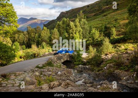 Großbritannien, Cumbria, Allerdale, Keswick, Auto über die Ashness Bridge über Barrow Beck Stockfoto