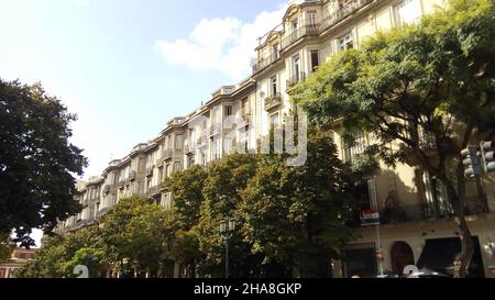 Ansicht der Wohnungsfassaden im neoklassizistischen französischen Stil, Buenos Aires, Argentinien. Hochwertige Fotos Stockfoto