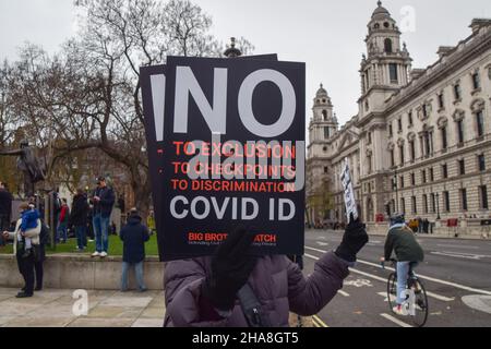 London, Großbritannien. 11th Dez 2021. Ein Protestant hält während der Demonstration ein Plakat mit der Nummer „No COVID ID ID“.Demonstranten versammelten sich auf dem Parliament Square, um gegen COVID-19-Impfpass zu protestieren. Kredit: SOPA Images Limited/Alamy Live Nachrichten Stockfoto