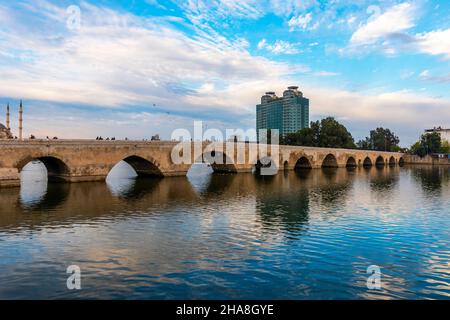 TASKOPRU IN ADANA, TÜRKEI. Historische Steinbrücke am Seyhan Fluss. (Englisch: Stone Bridge) Stockfoto