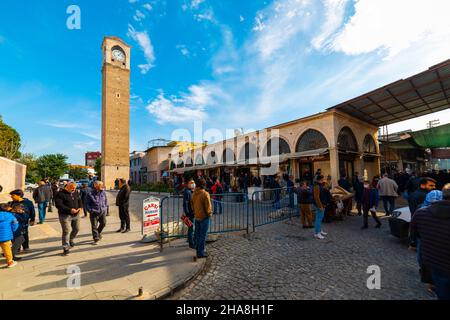 ADANA, TÜRKEI - 4. DEZEMBER 2021: BUYUK SAAT KULESI (Englisch: Great Clock Tower) ist ein historischer Uhrenturm in Adana. Turm scheint aus der alten Basar-Straße Stockfoto