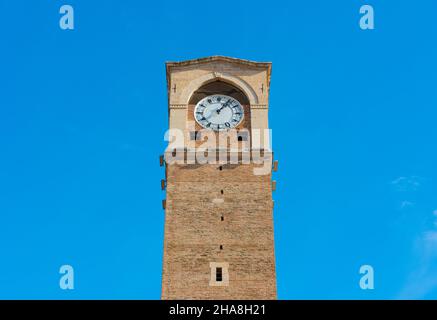 BUYUK SAAT KULESI (Englisch: Great Clock Tower) ist ein historischer Uhrenturm in ADANA, TÜRKEI. Stockfoto