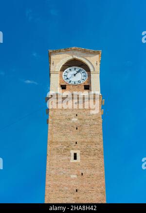 BUYUK SAAT KULESI (Englisch: Great Clock Tower) ist ein historischer Uhrenturm in ADANA, TÜRKEI. Stockfoto