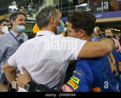 Yas Marina Circuit, Yas Island, 11. Dezember 2021 Lando Norris (GBR), McLaren MCL35ML wird von Vater Adam während der FORMEL 1 ETIHAD AIRWAYS ABU DHABI GRAND PRIX 2021 Vereinigte Arabische Emirate Phil Duncan gratuliert Stockfoto