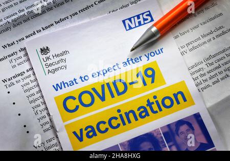 NHS COVID-19 INFORMATIONSBROSCHÜRE DARÜBER, WAS SIE NACH DER COVID-IMPFUNG GEGEN PANDEMISCHE CORONAVIREN OMICRON USW. UK ERWARTEN KÖNNEN Stockfoto