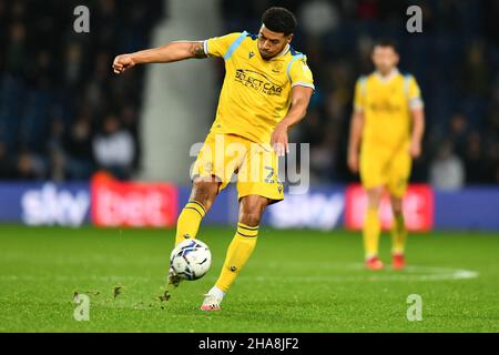 West Bromwich, Großbritannien. 11th Dez 2021. Josh Laurent von Reading während des Spiels der EFL Sky Bet Championship zwischen West Bromwich Albion und Reading am 11. Dezember 2021 in den Hawthorns, West Bromwich, England. Foto von Scott Boulton. Nur zur redaktionellen Verwendung, Lizenz für kommerzielle Nutzung erforderlich. Keine Verwendung bei Wetten, Spielen oder Veröffentlichungen einzelner Clubs/Vereine/Spieler. Kredit: UK Sports Pics Ltd/Alamy Live Nachrichten Stockfoto