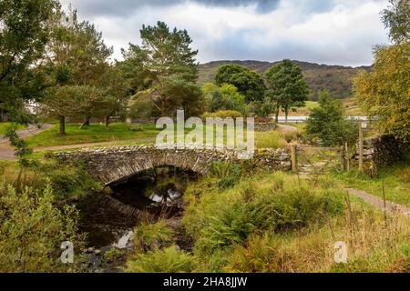 Großbritannien, Cumbria, Allerdale, Watendlath, Packhorse-Brücke über Watendlath Beck Stockfoto