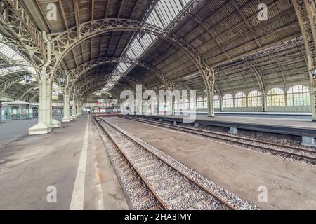 Sankt Petersburg, Russland - 05. Oktober 2021: Bahnsteige des Bahnhofs Vitebsky. Es war der erste Bahnhof, der in Sankt Petersburg A gebaut wurde Stockfoto