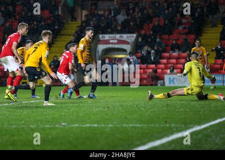 LONDON, GBR. DEZ 11th Conor Washington von Charlton Athletic erzielt am Samstag, dem 11th. Dezember 2021, im Sky Bet League 1-Spiel zwischen Charlton Athletic und Cambridge United im Londoner Valley das zweite Tor für sein Team. (Kredit: Tom West | MI News) Kredit: MI Nachrichten & Sport /Alamy Live News Stockfoto