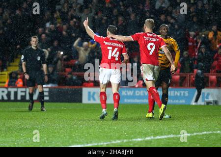 LONDON, GBR. DEZ 11th Conor Washington von Charlton Athletic feiert sein zweites Tor während des Spiels der Sky Bet League 1 zwischen Charlton Athletic und Cambridge United am Samstag, dem 11th. Dezember 2021 im The Valley, London. (Kredit: Tom West | MI News) Kredit: MI Nachrichten & Sport /Alamy Live News Stockfoto