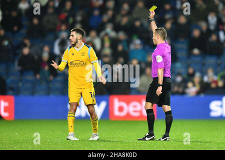 West Bromwich, Großbritannien. 11th Dez 2021. Dejan Tetek von Reading gab am 11. Dezember 2021 eine gelbe Karte während des Spiels der EFL Sky Bet Championship zwischen West Bromwich Albion und Reading in den Hawthorns, West Bromwich, England. Foto von Scott Boulton. Nur zur redaktionellen Verwendung, Lizenz für kommerzielle Nutzung erforderlich. Keine Verwendung bei Wetten, Spielen oder Veröffentlichungen einzelner Clubs/Vereine/Spieler. Kredit: UK Sports Pics Ltd/Alamy Live Nachrichten Stockfoto