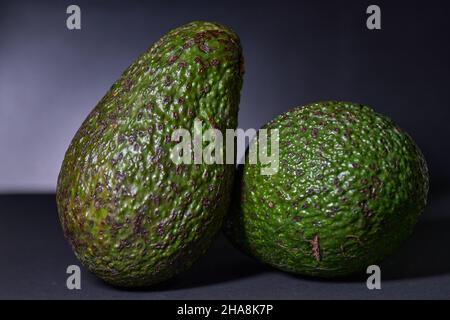 Zwei reife Avocados für Salat in einer gesunden Mahlzeit. Stockfoto