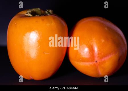 Zwei reife Kaki für eine gesunde Mahlzeit Stockfoto