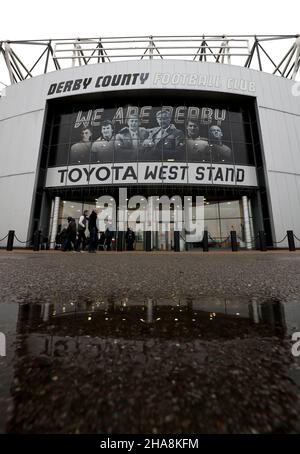 Blick auf den Eingang des West Stands vor dem Sky Bet Championship-Spiel im Pride Park Stadium, Derby. Bilddatum: Samstag, 11. Dezember 2021. Stockfoto