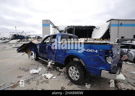 Edwardsville, Usa. 11th Dez 2021. Am Samstag, den 11. Dezember 2021, sitzt ein Lastwagen, der von einem Tornado herumgeworfen wurde, auf dem Parkplatz des Amazon Hub in Edwardsville, Illinois. Ein starker Tornado am Freitag, den 10. Dezember 2021, plante das Fußballwerk und ließ zwei Tote und mehrere Mitarbeiter vermissen. Foto von Bill Greenblatt/UPI Credit: UPI/Alamy Live News Stockfoto