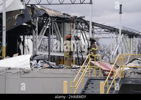 Edwardsville, Usa. 11th Dez 2021. Feuerwehrleute aus Edwardsville, Illinois, haben am Samstag, den 11. Dezember 2021, im Amazon Hub in Edwardsville, Illinois, das verdrehte Metall vermessung. Ein starker Tornado am Freitag, den 10. Dezember 2021, plante das Fußballwerk und ließ zwei Tote und mehrere Mitarbeiter vermissen. Foto von Bill Greenblatt/UPI Credit: UPI/Alamy Live News Stockfoto