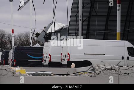 Edwardsville, Usa. 11th Dez 2021. Am Samstag, den 11. Dezember 2021, sitzen die Transporter im Freien, nachdem die Wände und das Dach des Amazon Hub-Gebäudes in Edwardsville, Illinois, weggeblasen wurden. Ein starker Tornado am Freitag, den 10. Dezember 2021, plante das Fußballwerk und ließ zwei Tote und mehrere Mitarbeiter vermissen. Foto von Bill Greenblatt/UPI Credit: UPI/Alamy Live News Stockfoto