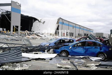 Edwardsville, Usa. 11th Dez 2021. Verdrehtes Metall und Teile von Betonbrechern sind alles, was am Samstag, den 11. Dezember 2021, vom Amazon Hub in Edwardsville, Illinois, übrig bleibt. Ein starker Tornado am Freitag, den 10. Dezember 2021, plante das Fußballwerk und ließ zwei Tote und mehrere Mitarbeiter vermissen. Foto von Bill Greenblatt/UPI Credit: UPI/Alamy Live News Stockfoto