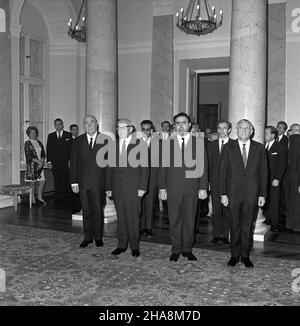 Warszawa, 1969-11-17. Na zaproszenie Polskiej Zjednoczonej Partii Robotniczej (PZPR), Rady Pañstwa i rz¹du PRL przyby³a do Polski 17 listopada 1969 r. partyjno-rz¹dowa delegacja Arabskiej Republiki Syryjskiej. Delegacji przewodniczy³ sekretarz generalny Partii Socjalistycznego Odrodzenia Arabskiego (BASS) Nureddin Atassi, szef pañstwa i rz¹du syryjskiego. Wieczorem w siedzibie Urzêdu Rady Ministrów na czeœæ N. Atassiego zosta³o wydane przyjêcie. Uczestniczyli w nim czo³owi politycy polscy m.in. I sekretarz KC PZPR W³adys³aw Gomu³ka, prezes Rady Ministrów Józef Cyrankiewicz i przewodnicz¹cy Rad Stockfoto